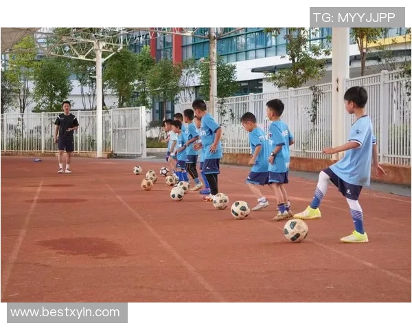 足球曹老师带你走进足球的世界探索技巧与战术的奥秘